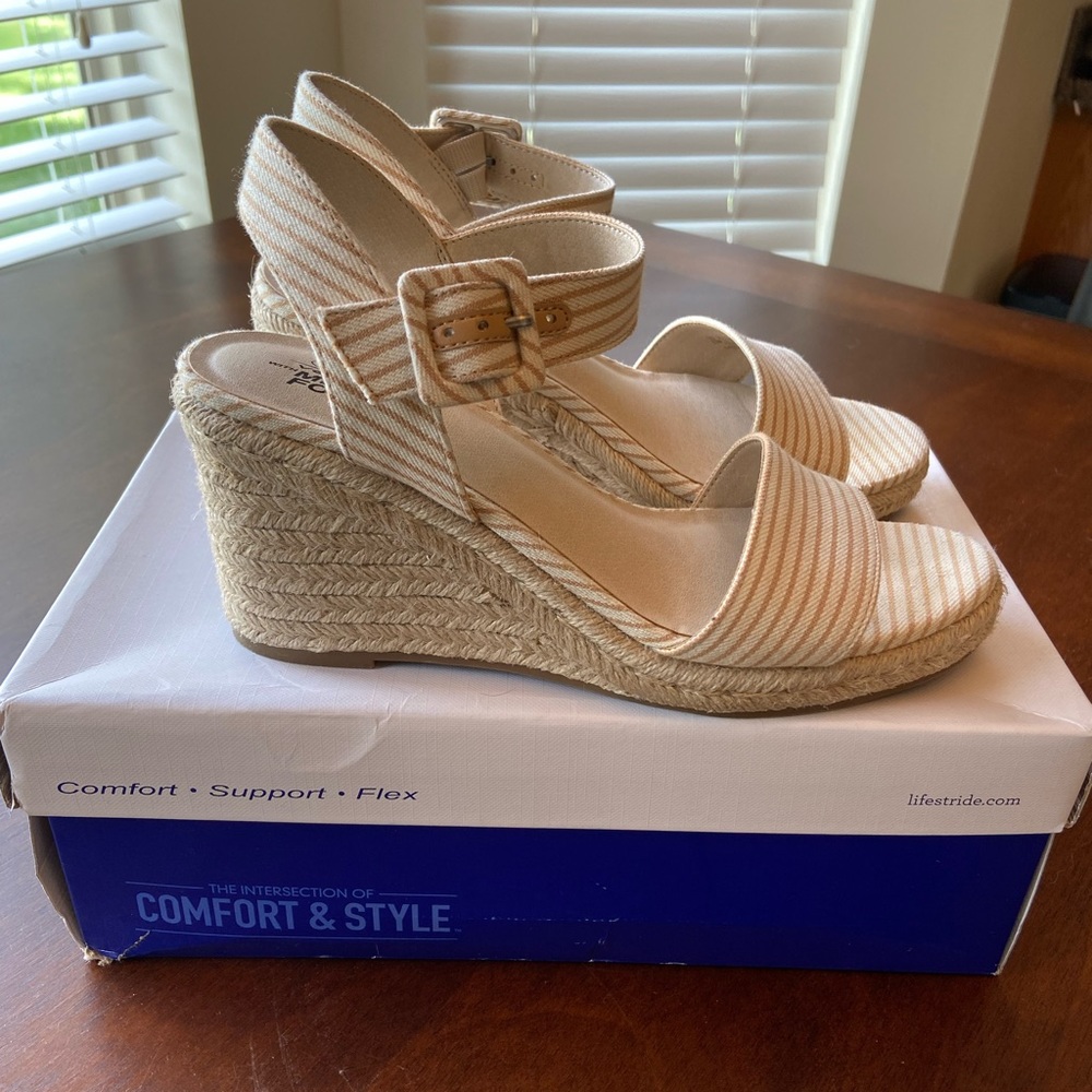 Lifestride memory foam espadrille white and tan sandals